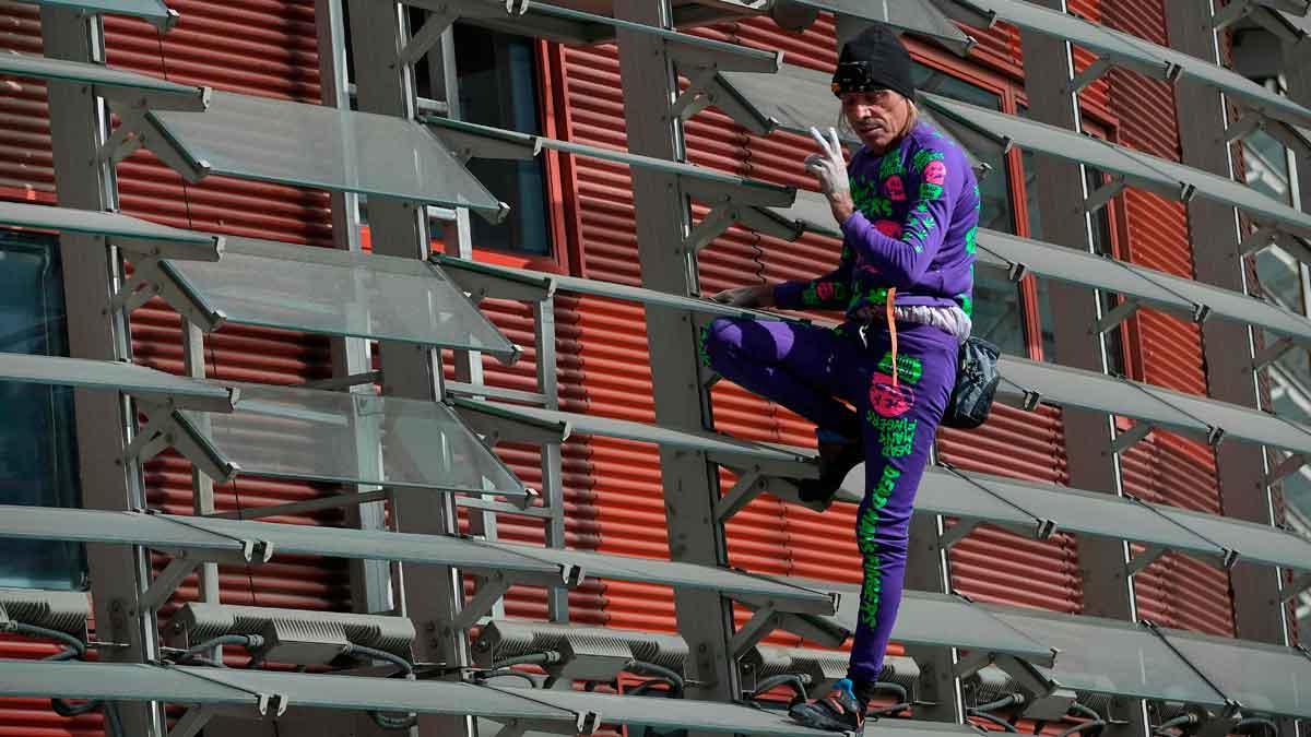 El Spiderman francés desafía la gravedad al escalar un rascacielos sin equipo de seguridad en Manila