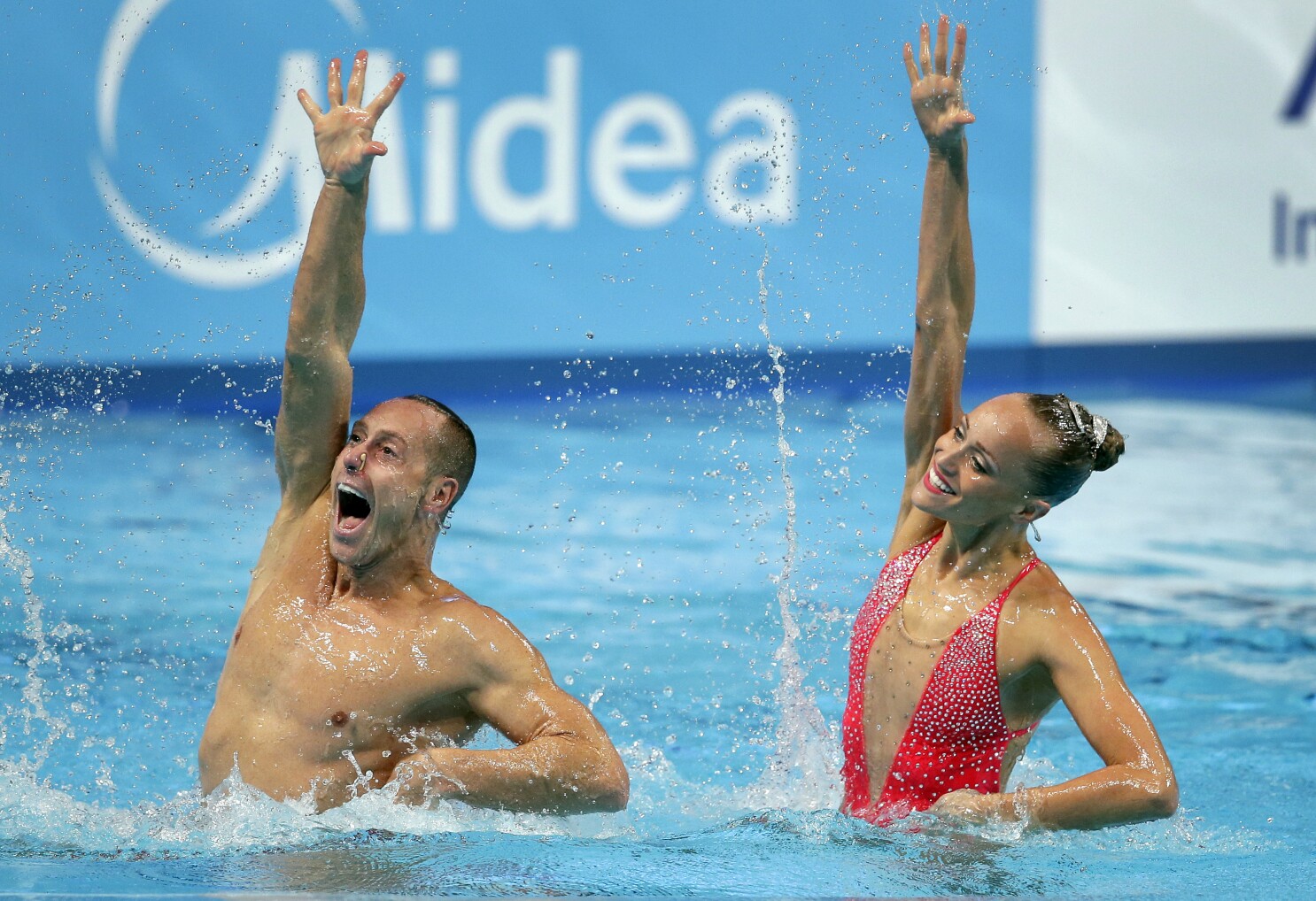 Bill May revela: La natación artística, uno de los deportes más desafiantes del mundo